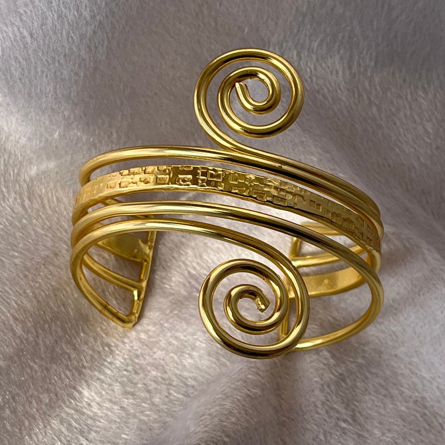 Nubira bracelet cuff