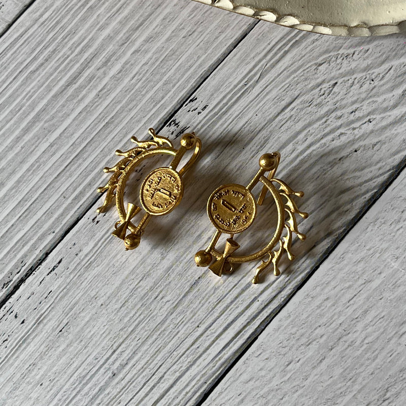 Mudra earcuff