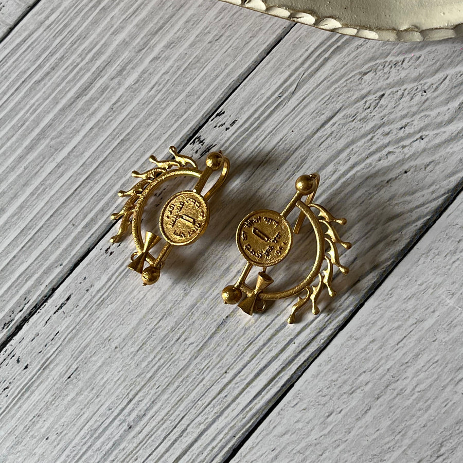 Mudra earcuff